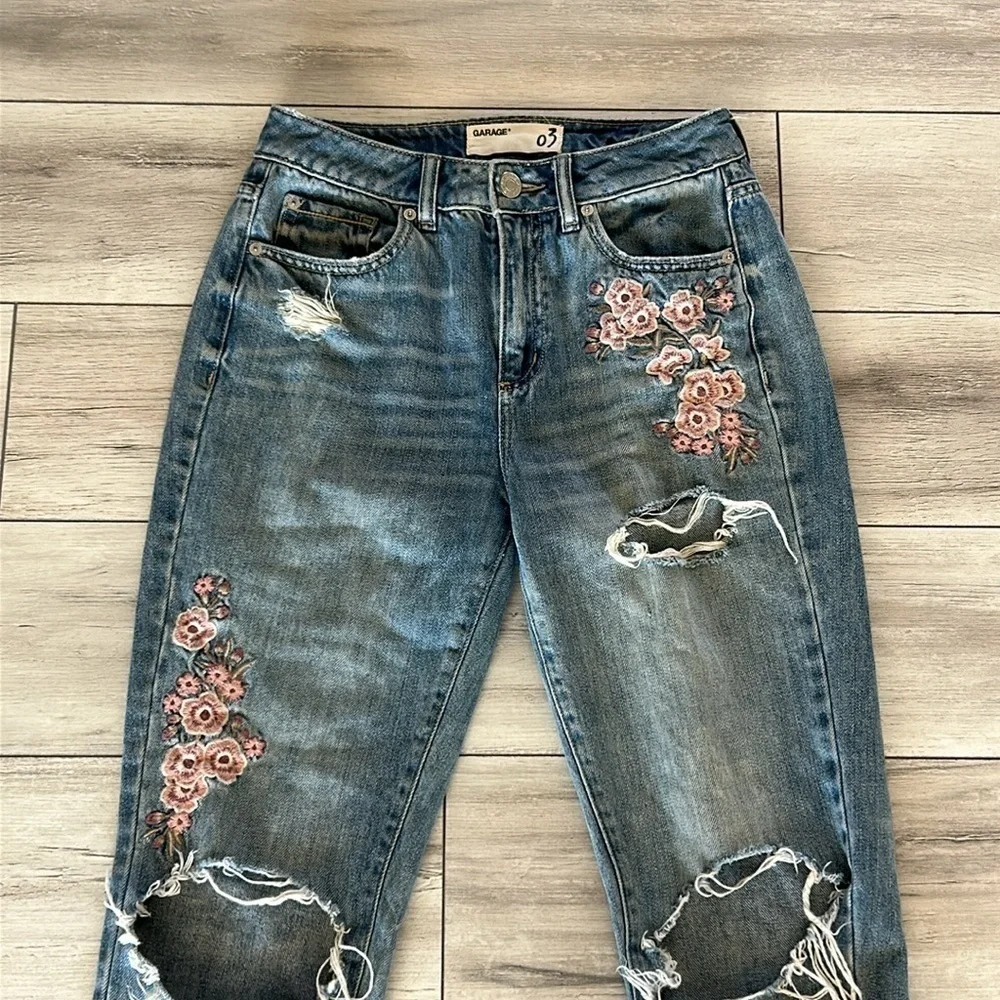 Garage MOM jeans embroidered distressed size 3